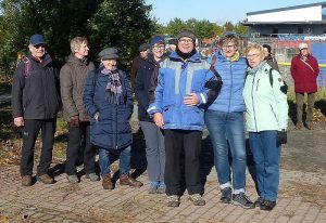 7 Wanderfreunde am Scheidepunkt der15km/9km Strecke